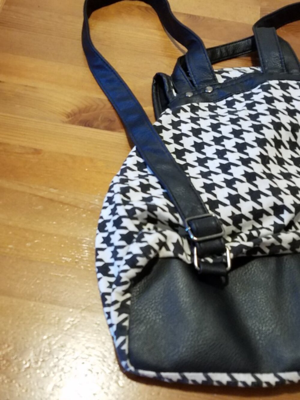 Fashionable backpack - houndstooth pattern! - Picture 2 of 15